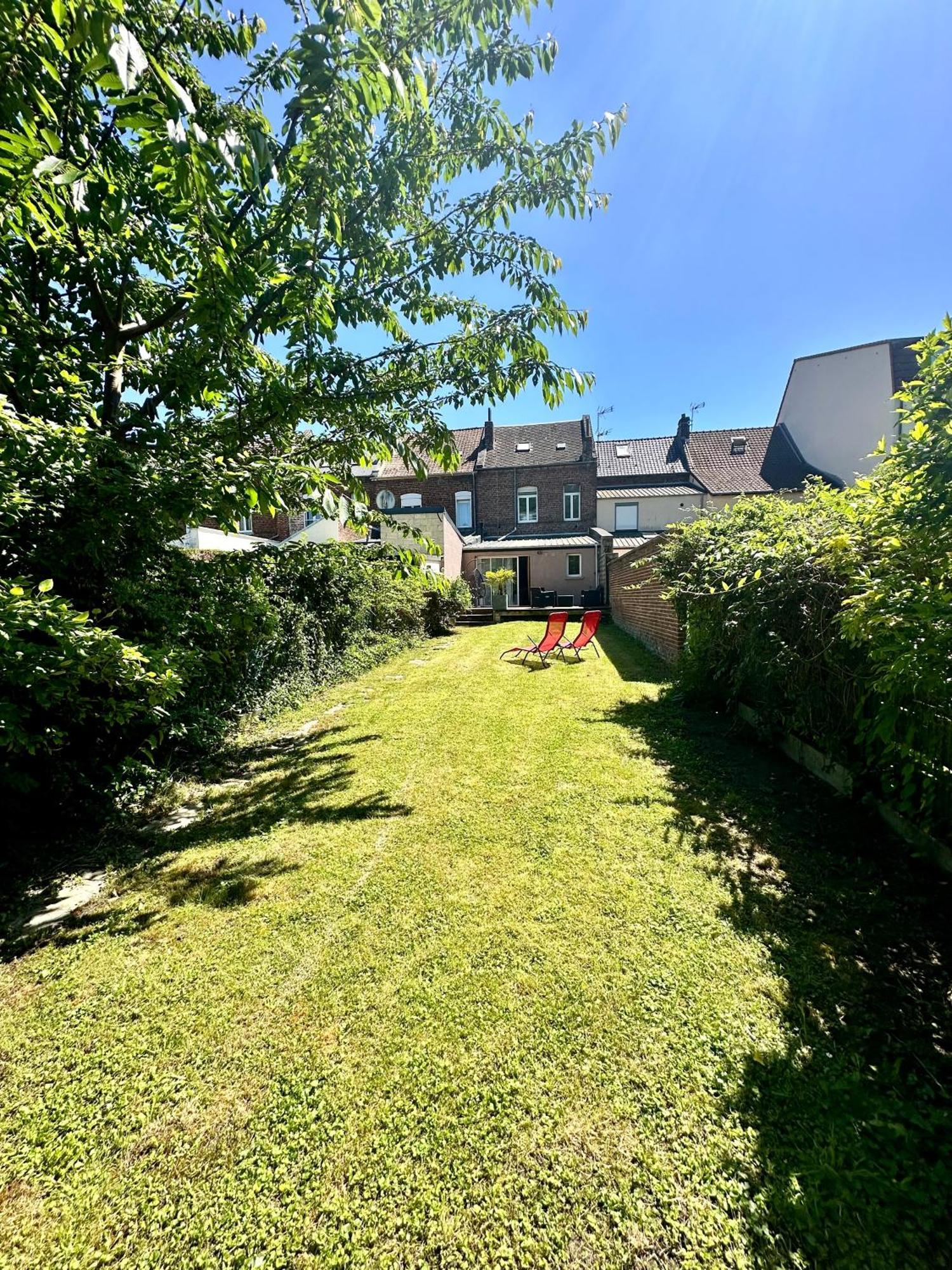 Oasis Citadine Terrasse Intime Jardin Privatif En Plein Centre Ville 70M2 Cambrai Exterior photo
